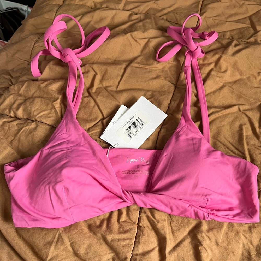 Pink twist biniki top from Dippin Daisy’s. Size small. New with tags